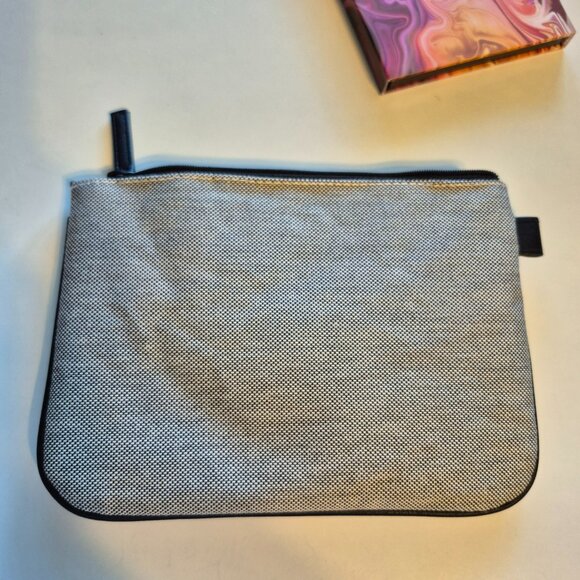 New Hipdot Zion Eyeshadow Palette and Acqua Di Parma Make Up Bag - Picture 8 of 8